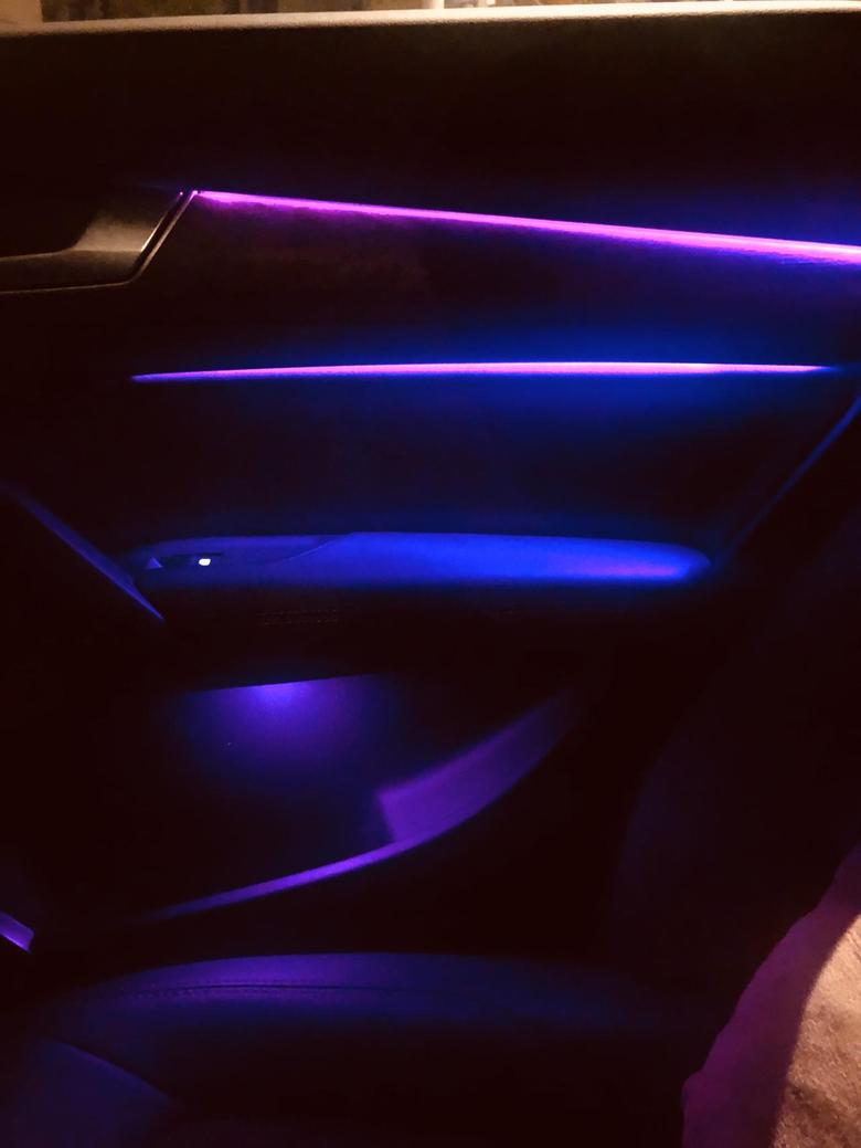 奥迪Q5L2018款购车2个月口碑评价:颜值：升级氛围灯，花了三四个小时安装了氛围灯，看起来真心不错，中控台32色可控制，可以呼吸模式，灯管也比较隐藏，颜色还是比较温和，感觉还是不错的。