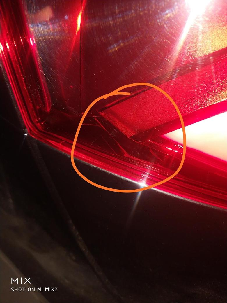 大家好，奥迪Q5L新车尾灯有裂缝。你们车可有这种情况。