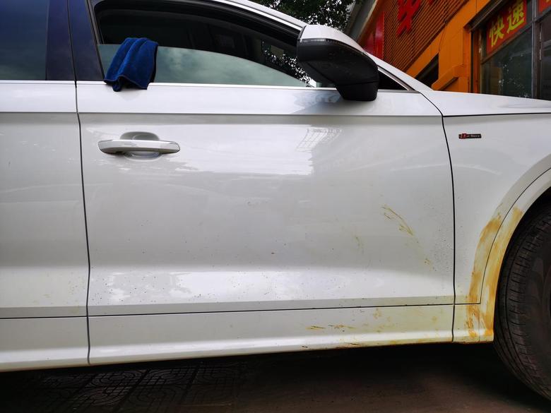 奥迪q5l 路边的机油溅到了车上求大神怎么弄下去，打蜡了弄下去一部分了，但是有一部分因为用汽油洗过，已经到浸到车漆里了
