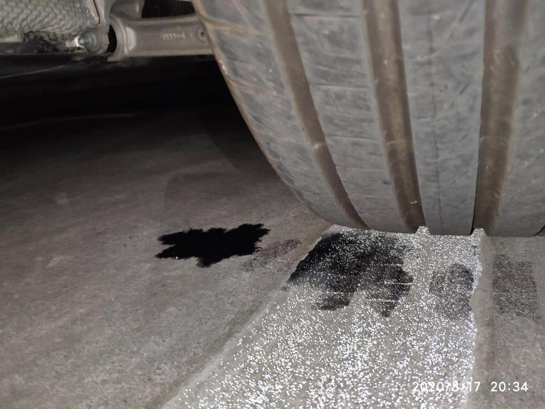 奥迪Q5L，三月份提的车，现在前轮胎那边今天发现漏出黑色的油，是什么原因？