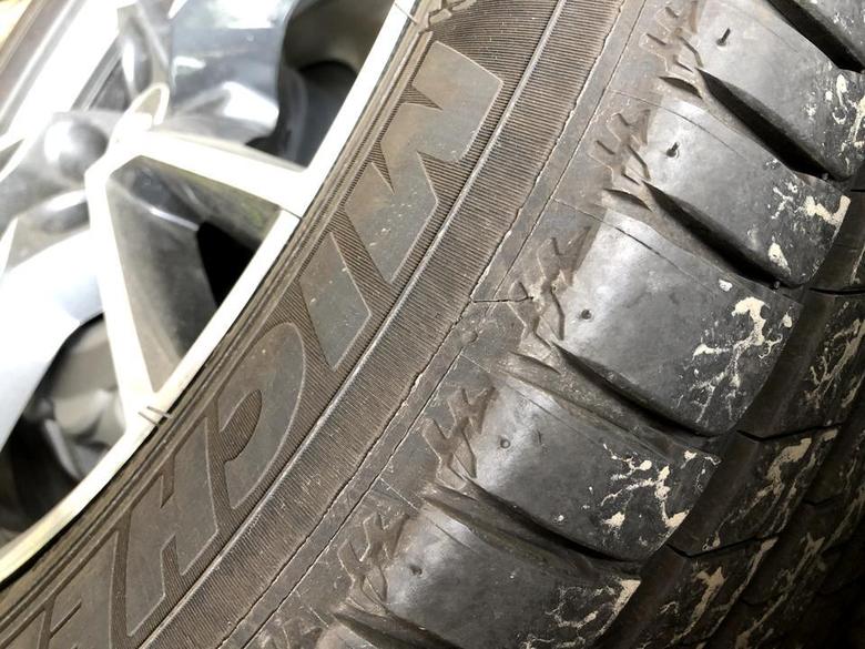 奥迪q5l 万能的车友们就想请问一下这个轮胎小划痕要不要紧看的好不爽有没有必要去补呀