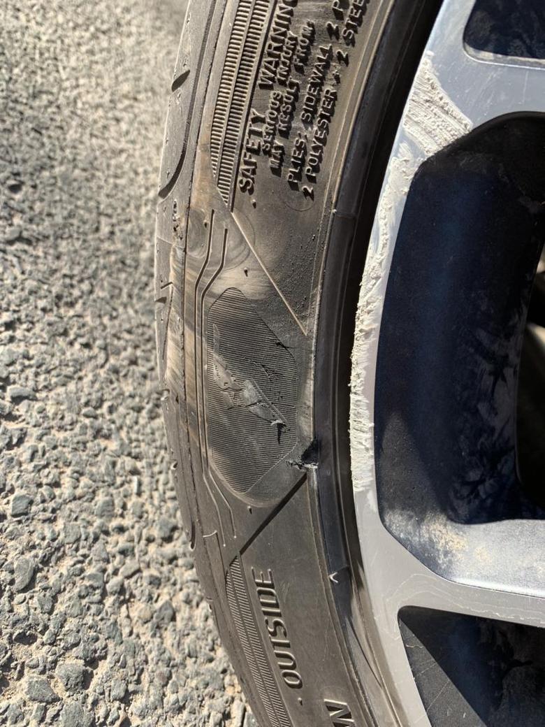 领克03 车友们轮毂侧面轮胎蹭到马路牙子的拐角处，掉了一小块皮，这种情况有必要换轮胎吗？
