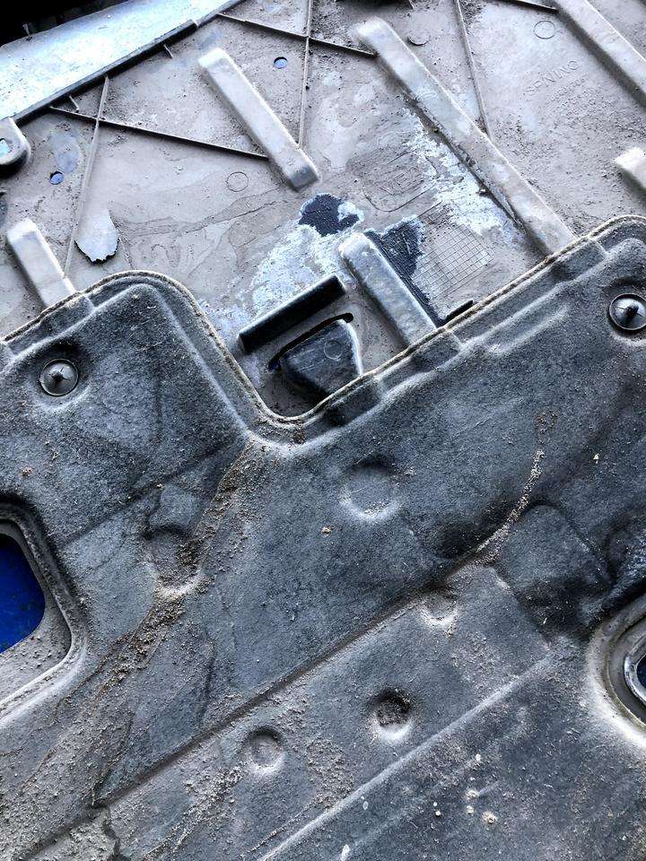 首先发现冷却液管子裂了，在处理过程中发现有渗油的情况，店里检查了之后维修技师说是有可能是变速箱漏油也有可能是发动机漏油，具体要拆变速箱下来看才能确定。2020年6月提的车到发现时才开了7个多月。车型2019款领克03+，自动驭风版。