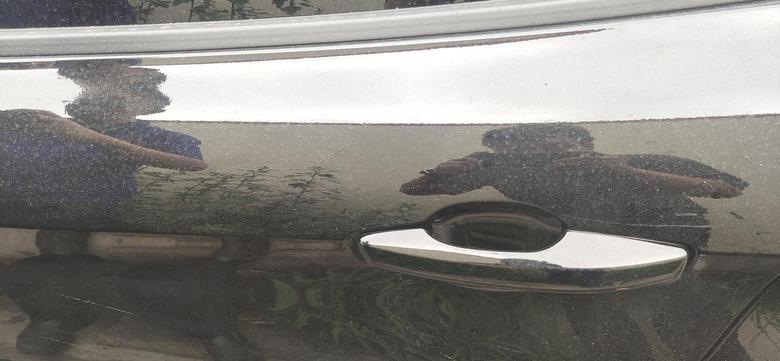 领克03 全车落上白色漆点有啥好处理方法吗，放久了洗车能洗下来吗