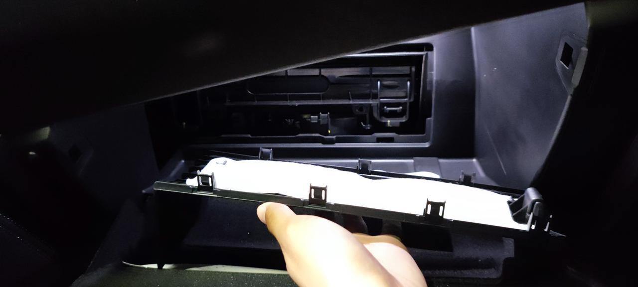 领克03 偶然打开了副驾驶手套箱，里面有个板子拆下来了，这是干什么用的呢？