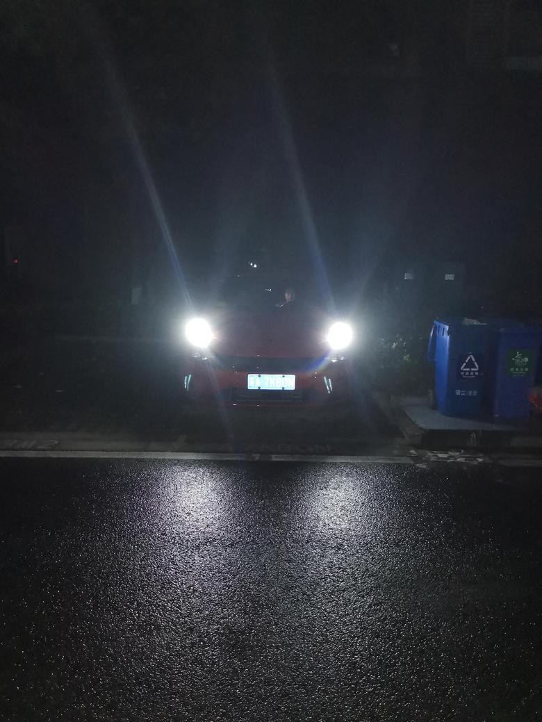 领克03 这车的日行灯实在是太亮了，就跟远光灯一样。晚上开车也是不开灯，指定要被对面闪。