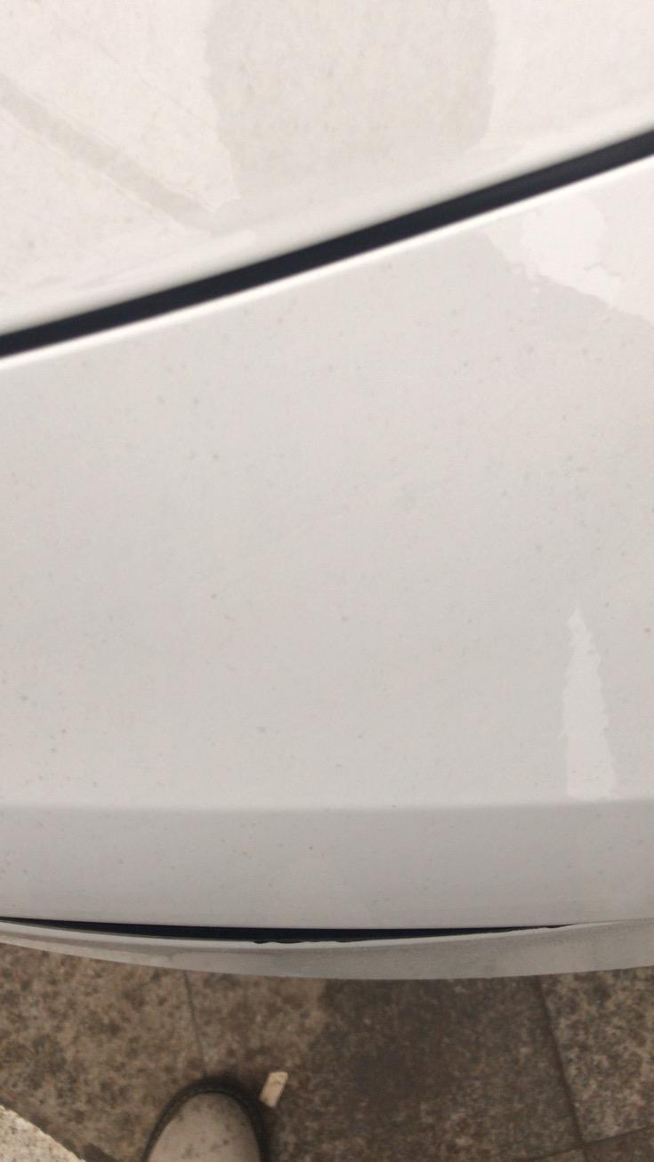 你们的领克03车漆上有灰色斑点吗，用湿抹布擦不掉，用手用力搓得掉，是什么原因，还是车漆有问题了？？