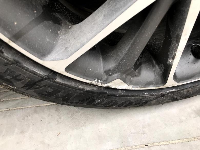 领克03 不小心磕到了轮胎破了一层皮轮毂也有一点刮花了这种需要换轮胎和修复轮毂嘛
