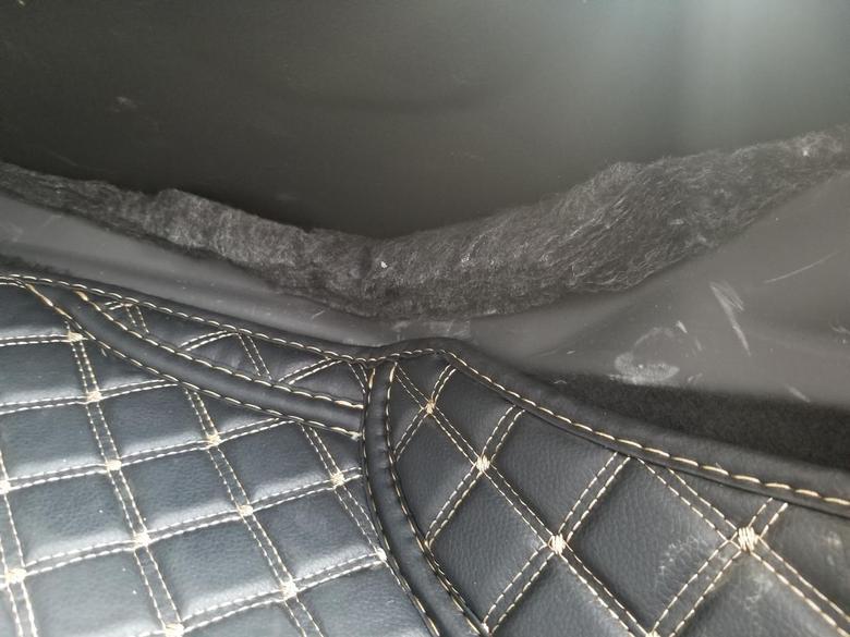 领克03 前天自己洗车时发现副驾驶前面有棉絮，提车时并没有发现，有出现这个情况的么