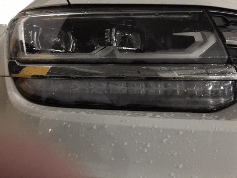 途岳 下雨天开车，这两个灯都起雾了正常么？