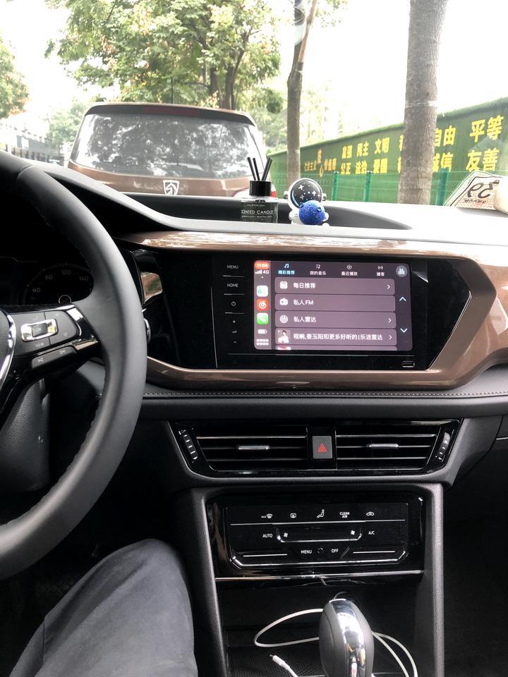 途岳 刚提的新车，中控屏幕有时候卡顿连接carplay听歌和地图用一下就卡顿没反应，你们也是这样吗
