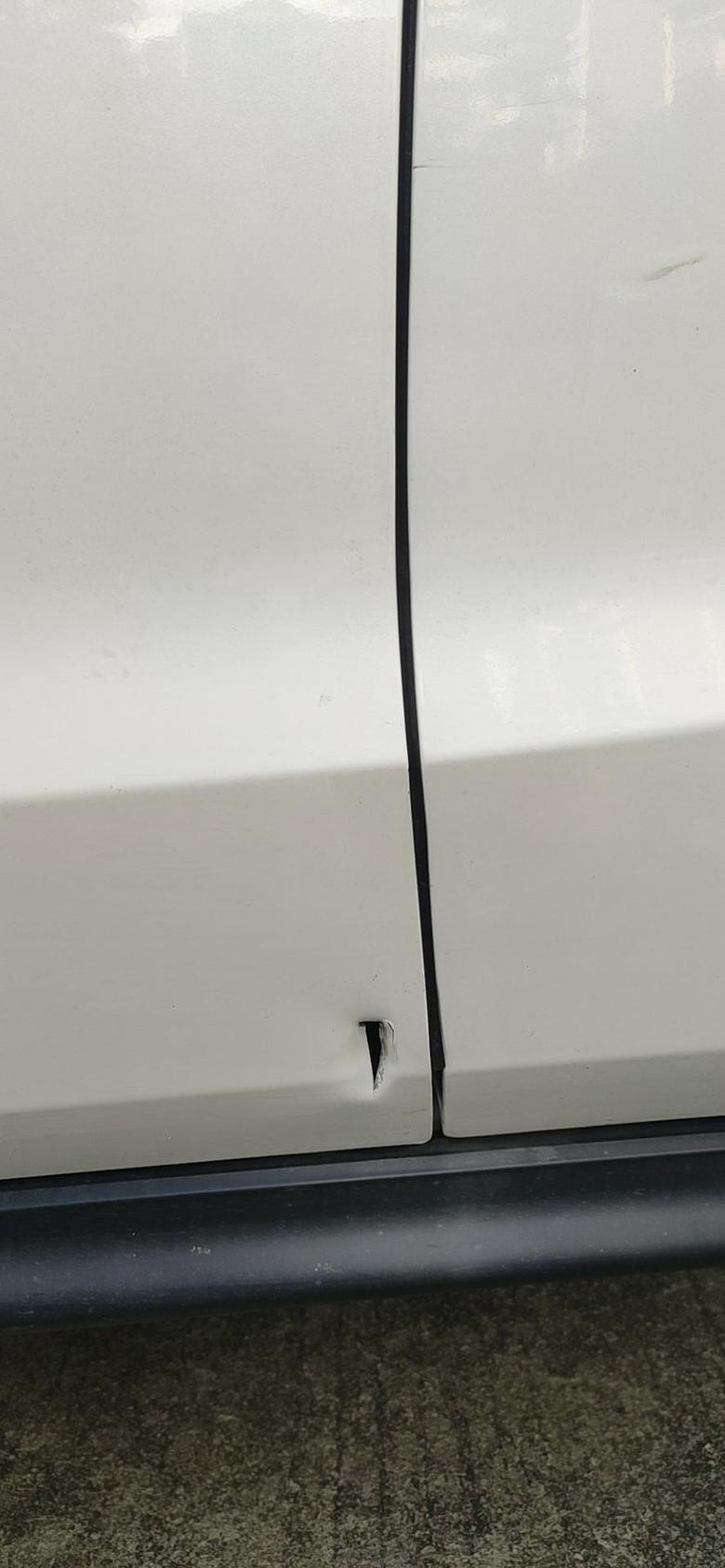 本田xr v 主驾驶位置的那个门，被一辆货车倒车的时候插穿了个洞，是换门还是钣金喷漆？里面会不会生锈？请教各位车友。