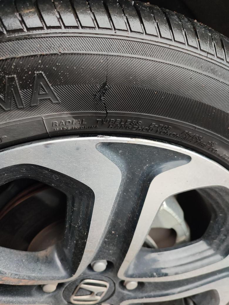 本田xr v 轮胎被石头割了这么长换一条不知道要多少钱开高速不知道有没有事