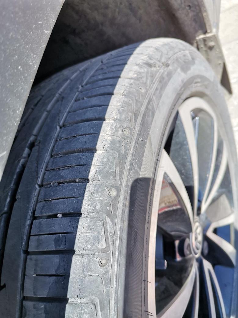 我是2019年4月提的途岳豪华版车，现在跑了18500公里。最近发现轮胎出现小裂纹，轮胎日期是“0319”。这种情况正常吗？能否正常使用？