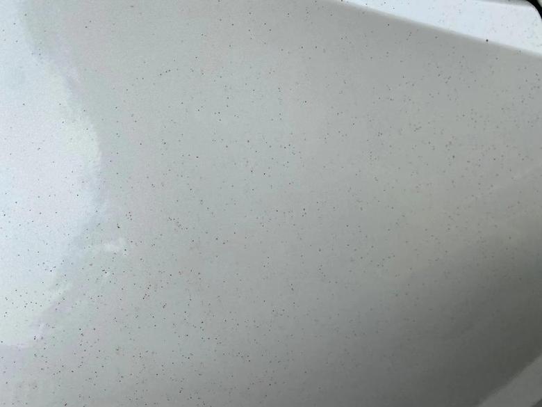 本田xr v xrv珍珠白颜色车周围好多黑色小点，是什么问题，有办法洗掉吗？
