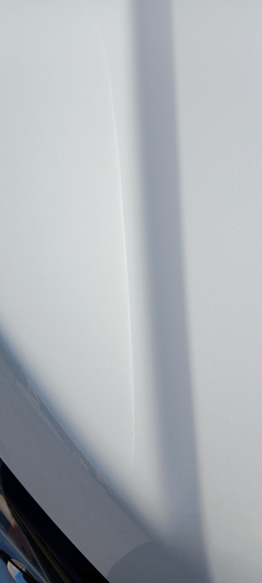 本田xr v 车友们，我今天把车放在太阳底下晒晒，发现在边的油漆有一条白线，右边的没有，你们有这种情况吗，求解