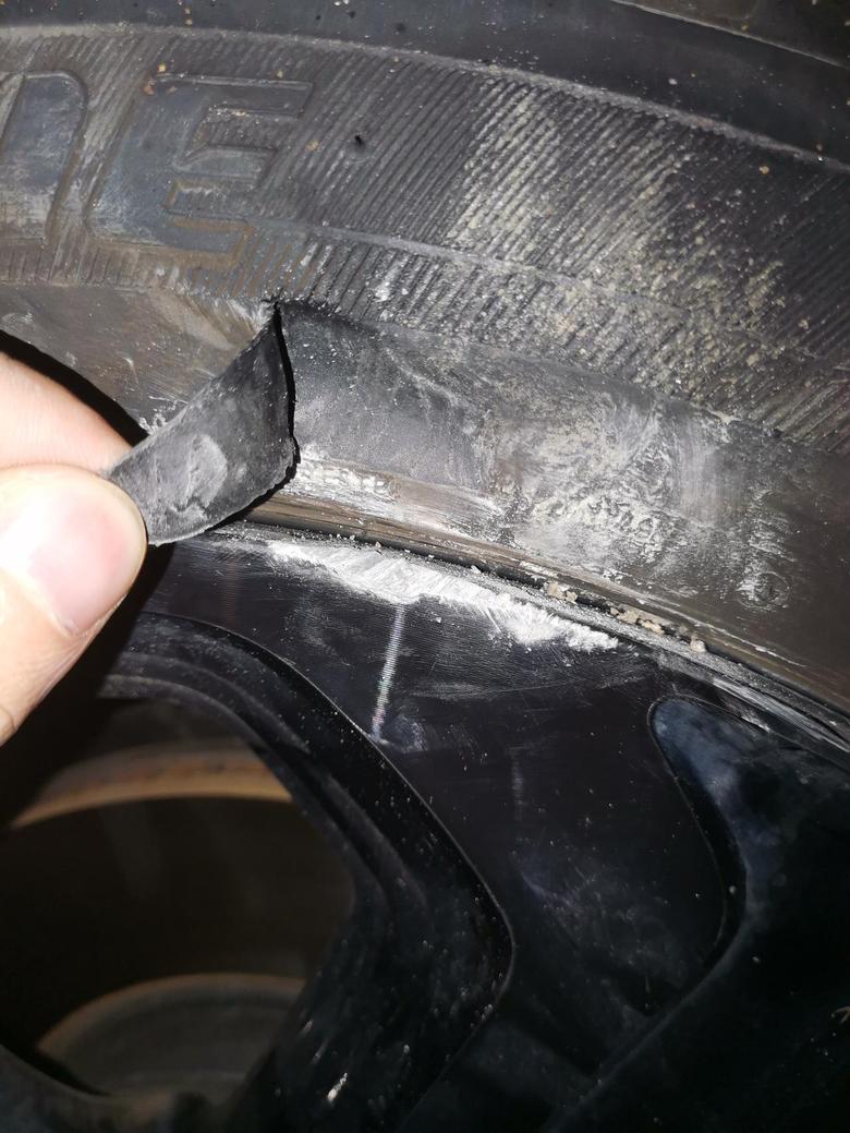 本田xr v 右前轮，轮胎蹭掉皮了，轮胎肯定是要换的，轮毂能修吗，还是要换？