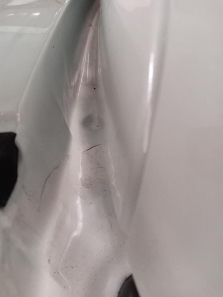 本田xr v 新车一个月今天发现后备箱合页旁边的焊接处腻子很明显，你们的是这样吗
