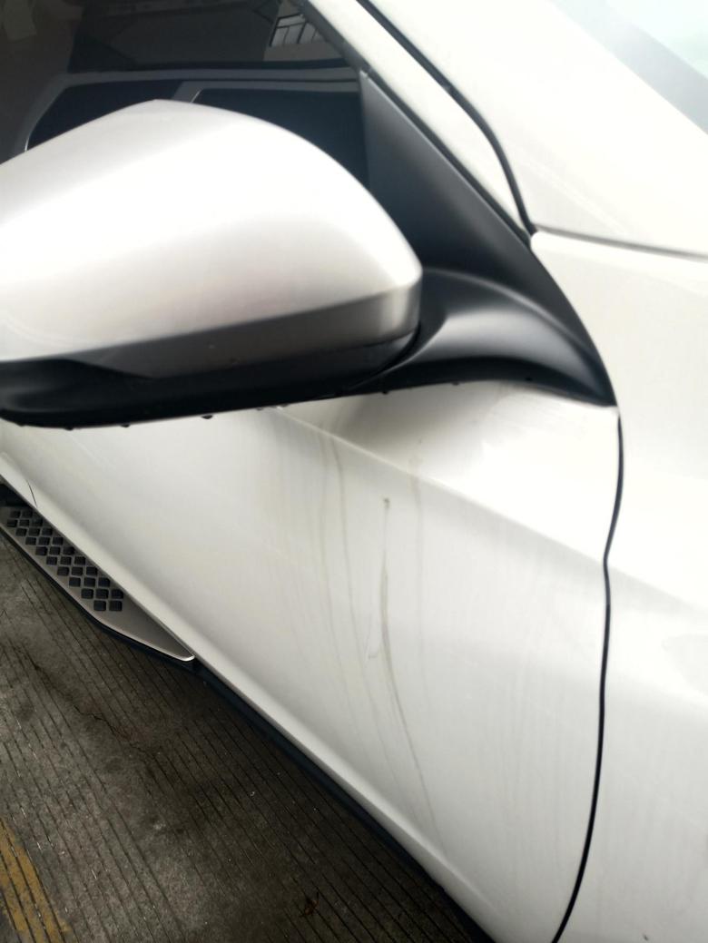 本田xr v 2019款1.5T舒适版，只要下雨，车上有黑色饰条和前面车标周围的地方都会有像这样掉漆的黑汁流下来。这个是怎么回事？
