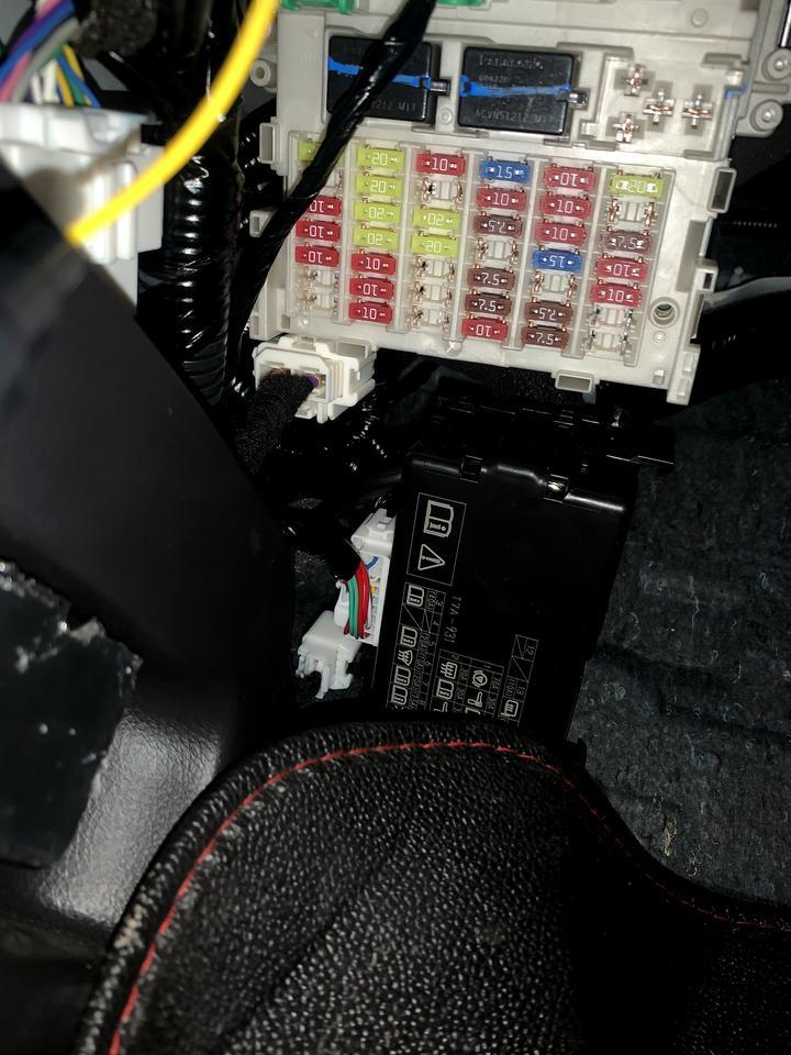 本田xr v XRV1.5L豪华版的主驾驶下方接保险盒取电装行车记录仪用哪个两个保险丝位置