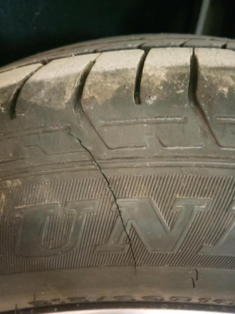 本田xr v 刚行驶200公里后轮胎裂开了。胎压监测3.1,什么什么原因导致裂开的。