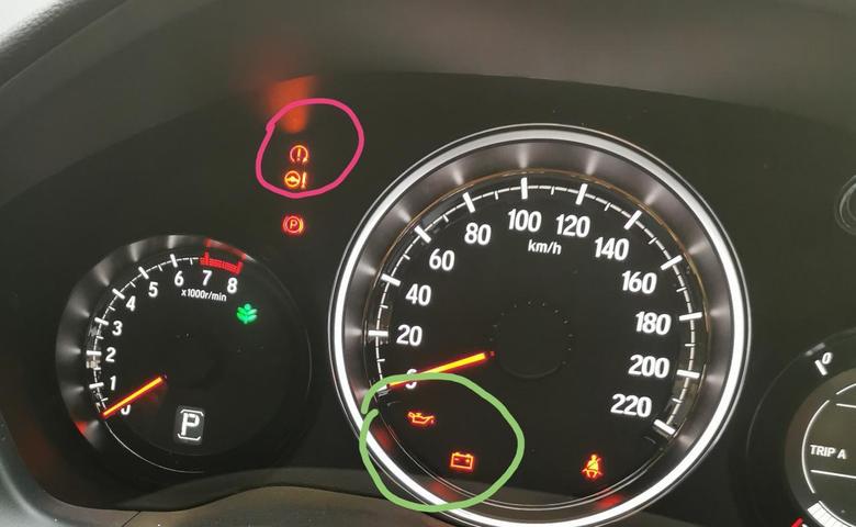 本田xr v 新车2个月，红色圈里两个灯是啥意思？亮了正常吗？好像叹号加圈那个每次通电都亮，绿色圈里两个好像也是通电就亮，发动机打着就没有了，正常吗？新车2个月不到1000公里