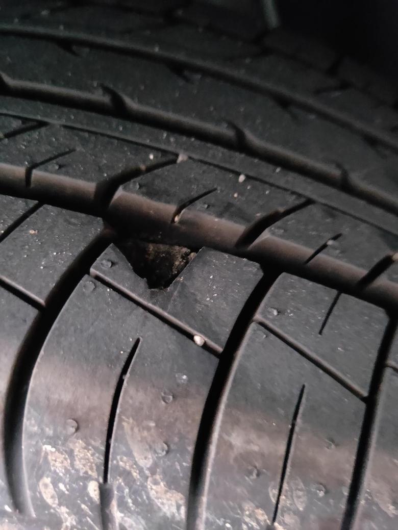 本田xr v 新买的车才一个多月，开了4百多公里轮胎烂了是不是轮胎质量问题