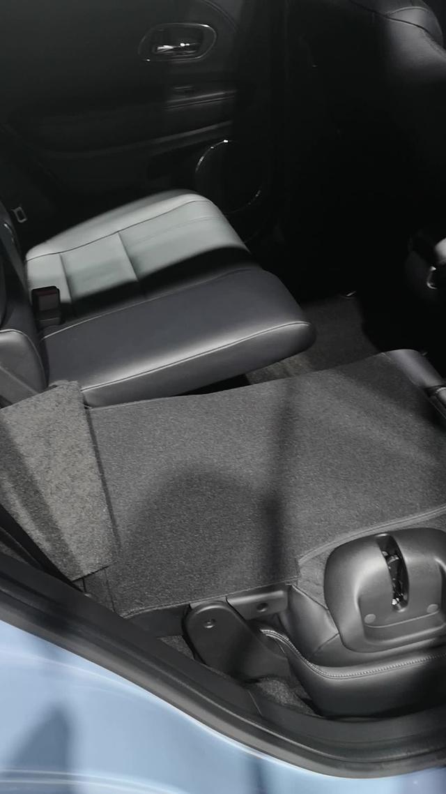 本田XR V的后排座椅可以放平，这样可以放很多东西