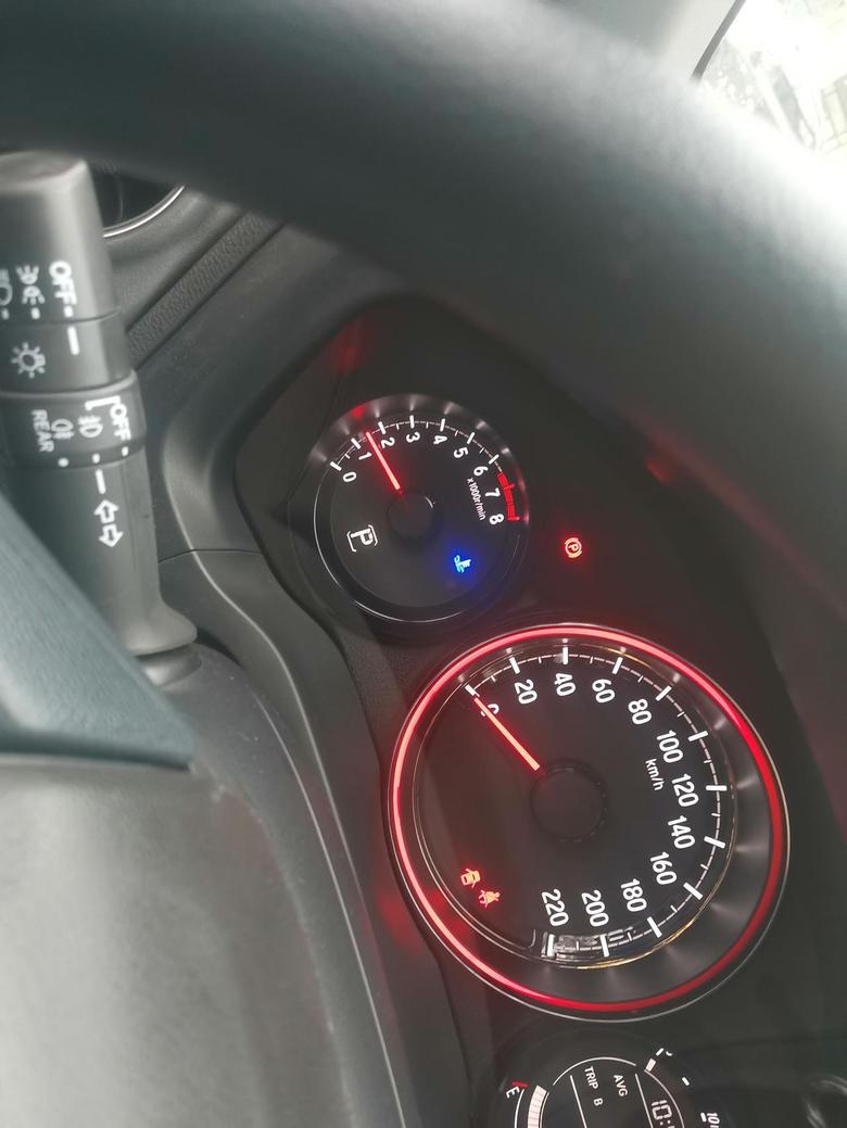 本田xr v 冷车怠速1500，？启动一会降到1000开起来之后等红绿灯600左右，正常么这个怠速？