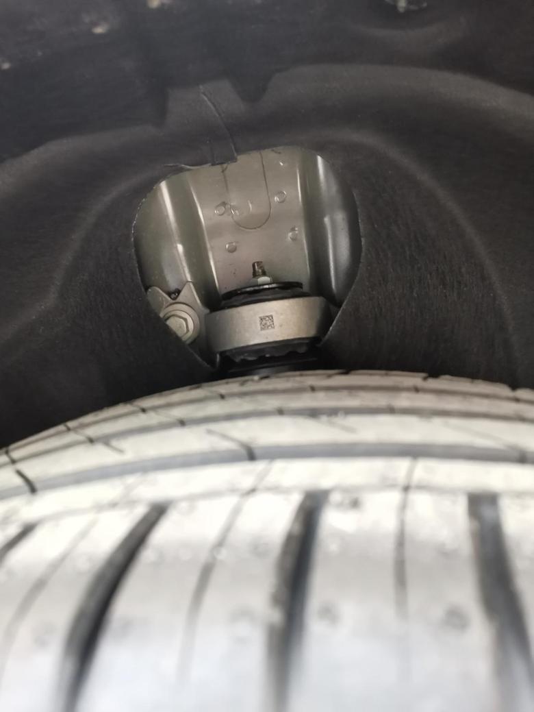 迈锐宝xl 你们的车后轮这里是不是也是这样的，我怎么感觉这像是被割掉一块，里面减震螺丝都漏在外面？