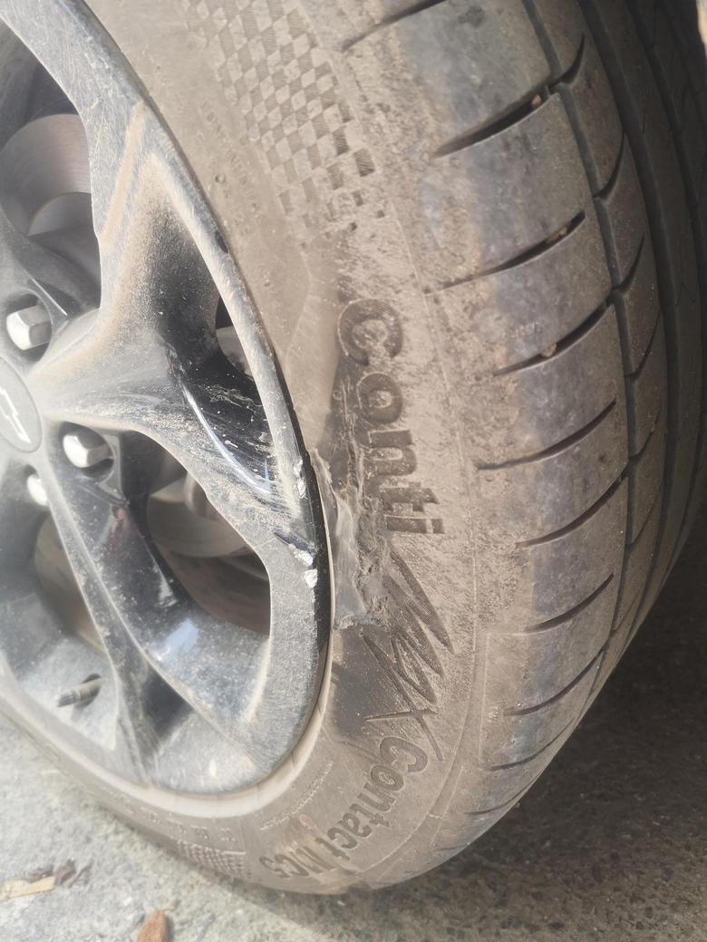 迈锐宝xl 马牌mc5的轮胎，侧面被刮了一块走，这样的需要更换吗？