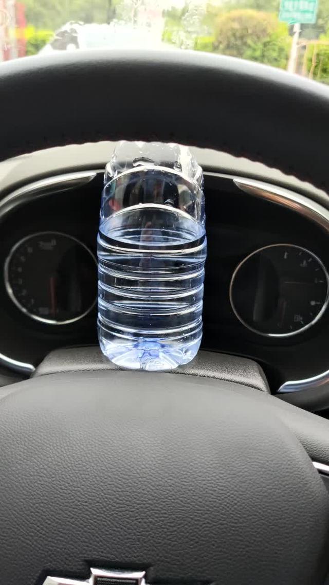 迈锐宝xl 之前发了一个视频，水瓶放在引擎上面，然后冷车启动直接把瓶子干倒了。这车把水瓶放在车内，也是冷车启动。