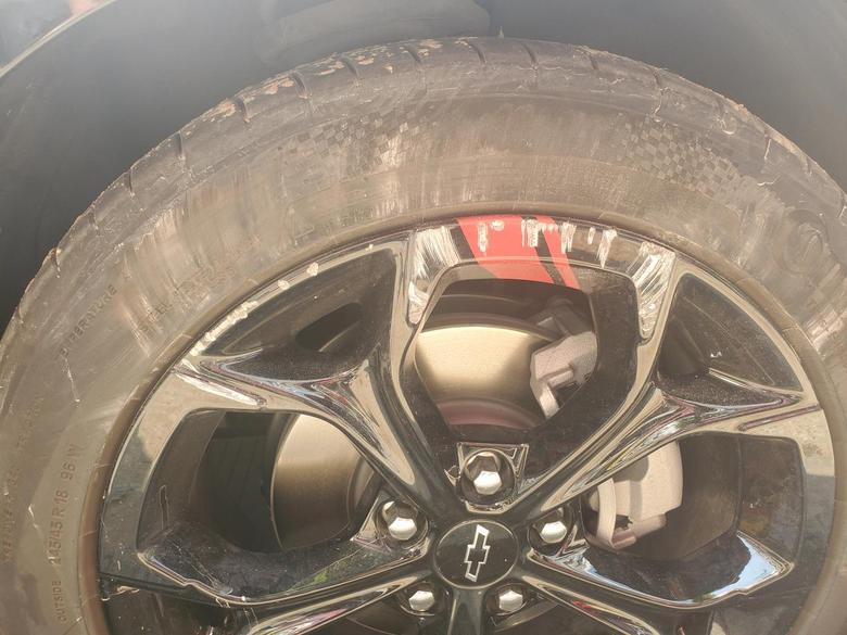 迈锐宝xl 上次停车不小心把轮毂蹭得很严重，为了省钱直接用漆笔涂的，效果还不错，不容易看出来。