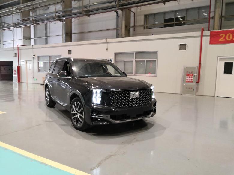 传祺gs8 今天去了广汽汽车厂，新一代旗舰车型呼之欲出，更前卫，更时尚，动力更强，能耗更低。