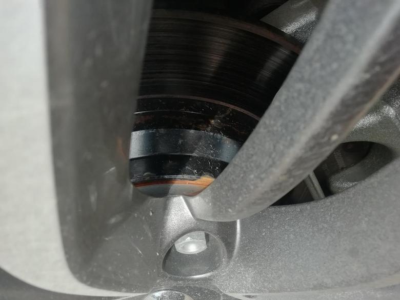 传祺gs8 GS8轮毂和刹车盘间隙生锈了正常吗？四个轮胎都有不同程度的锈。