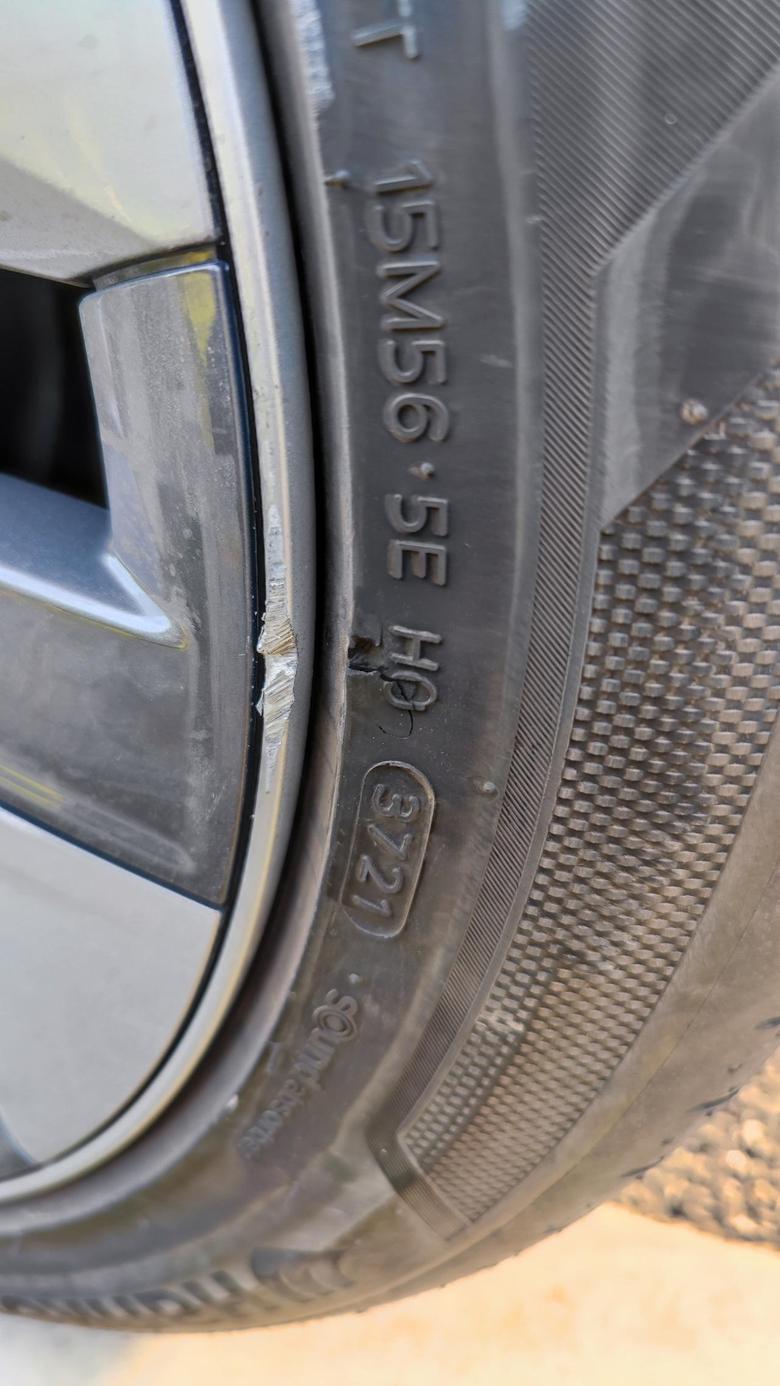 model y 提车20天，马路牙子有点硬，?这铝合金轮毂有点软啊，轮胎这样有事没?。