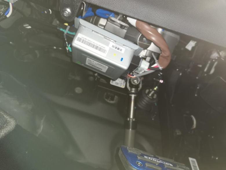 问下各位车友为何吉利博越亚运版主驾驶位方向盘下方是空的没有挡板，电线控制盒都可以看到，这样安全吗？
