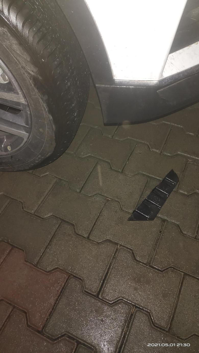 博越 各位老铁，前轮子前面有个小挡泥板，被碰掉了，这个有影响吗，修一下多少钱？