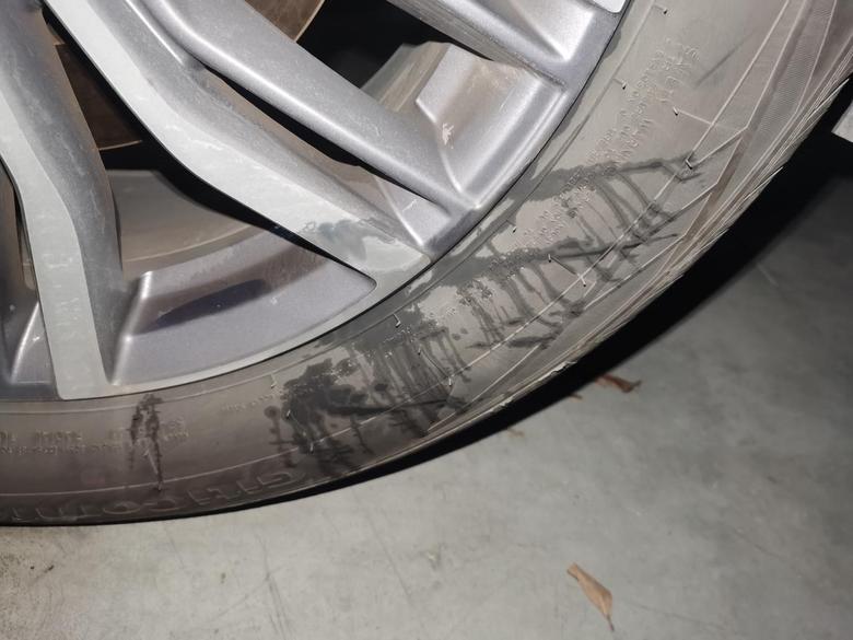 吉利博越pro车轮胎及挡泥瓦有油渍是哪里漏油？