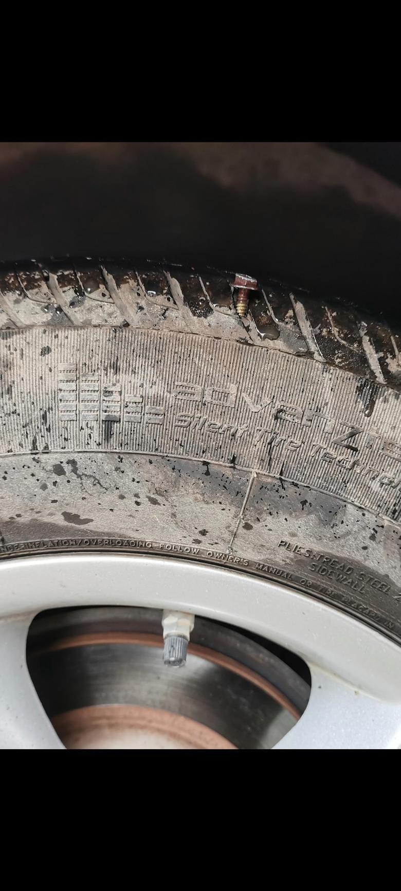 博越 请大家帮忙看看鉴定，轮胎被扎成这样需要换新胎吗。