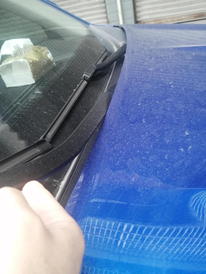请问大家；你们的博越PRO车窗的雨刮器拉杆，也会跟引擎盖擦挂吗？谢谢！