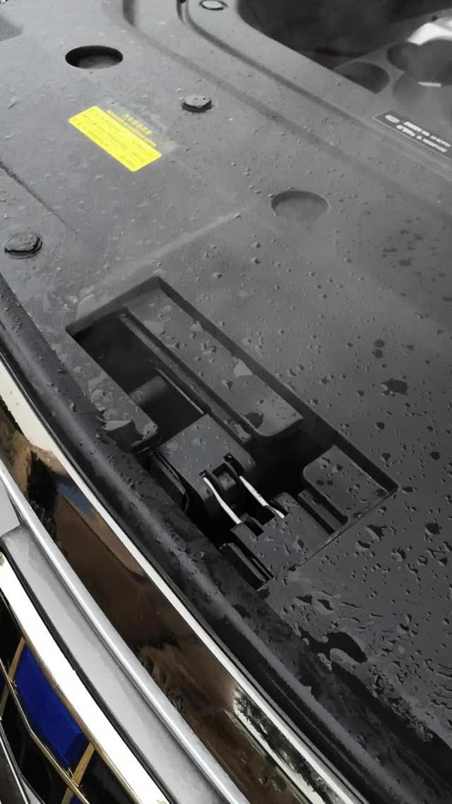 博越 车子在高速路上下雨了会出现散热片冒出来水蒸气是什么原因