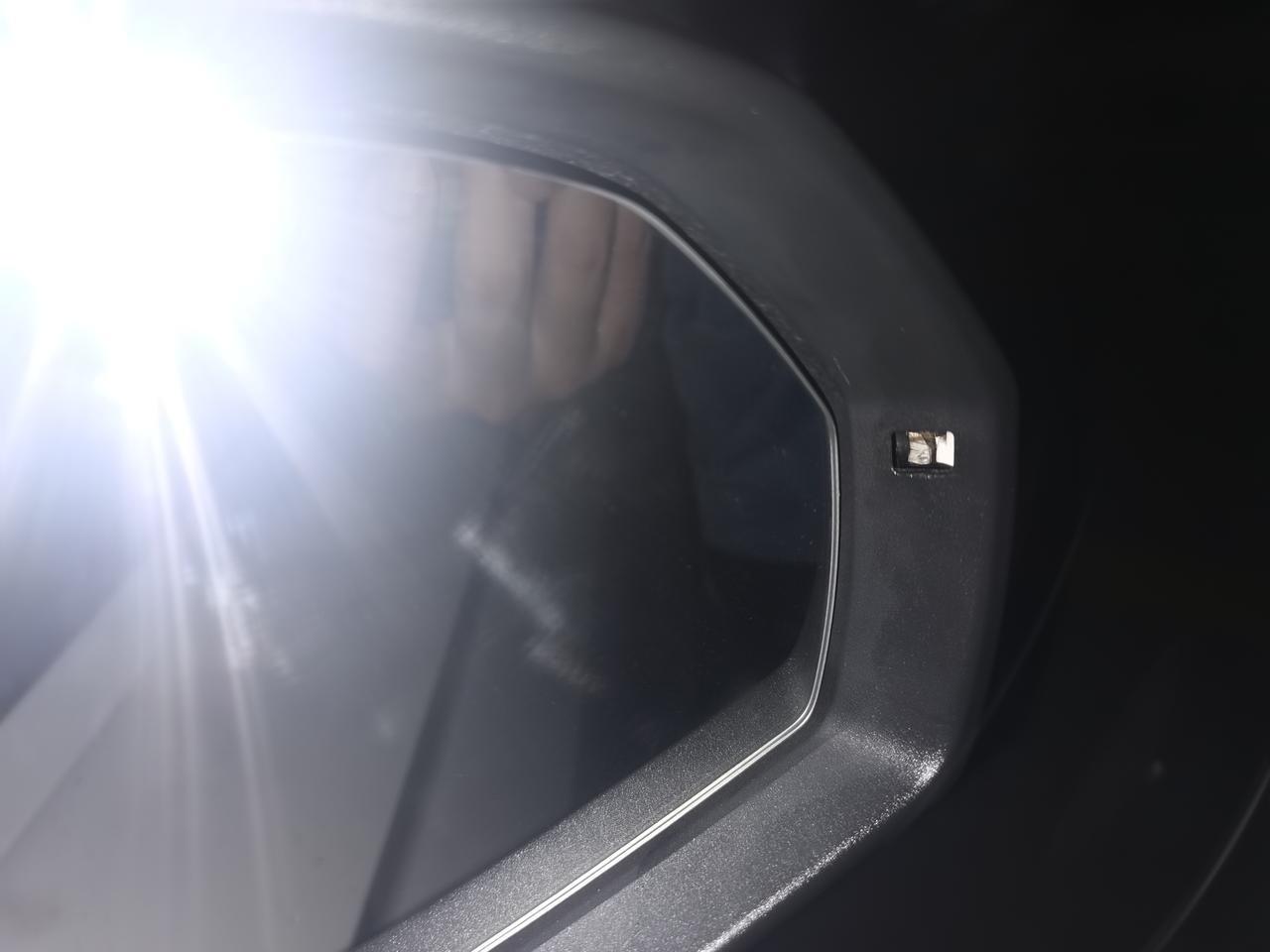 途观l 倒车把后视镜转向灯这个塑料罩撞断掉出来，留下个小孔会不会有进水的影响。