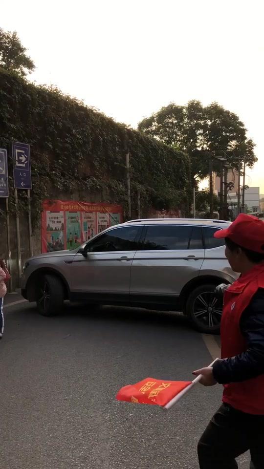 途观l 深圳一小学路段，年轻男子开着越野车想强行通过！义工劝阻，恶语相对，还加大油门倒车，差点撞人！太嚣张，车已被砸！