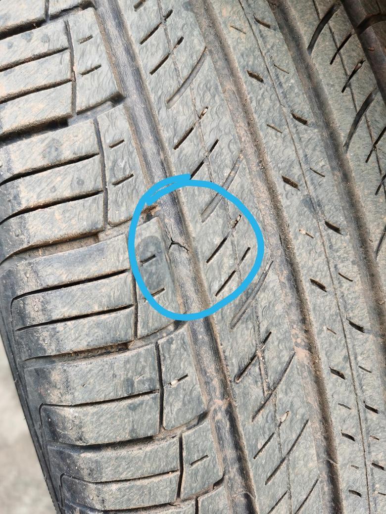 途观l 车友们帮忙看看轮胎有点裂痕这样还能正常使用吗？