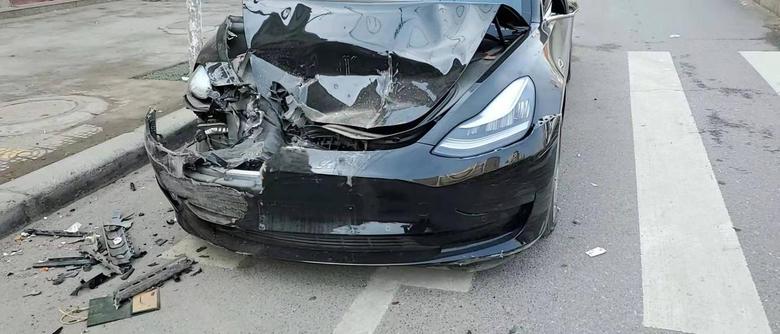 model 3 车友群里车主爱车被撞…希望能够尽快修好，人没事儿就行。这修理费得多少啊……