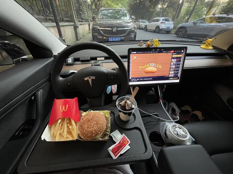 model 3 每次在车里吃外卖总有一种特殊的味道看看周围吃吃喝喝看看视频感受感受不一样的生活然后就胃口特别好的吃完了