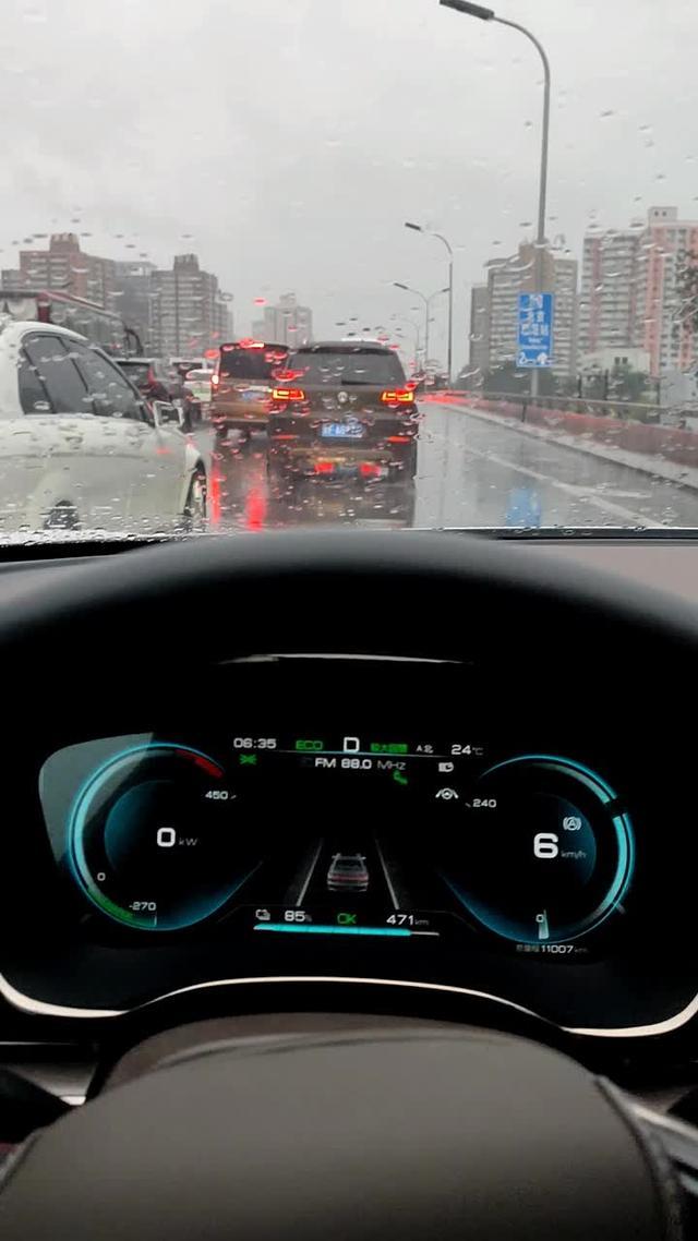 汉ev 暴雨下的早高峰，一路有汉相伴！#北京暴雨