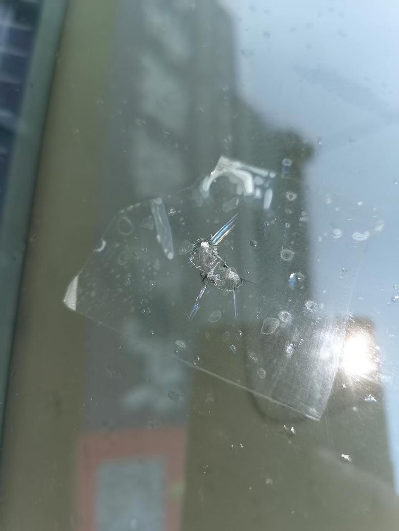 汉ev 提车不到一个月，前档玻璃被石子蹦了一个裂纹，应该用无影胶修复一下，还是直接换玻璃？