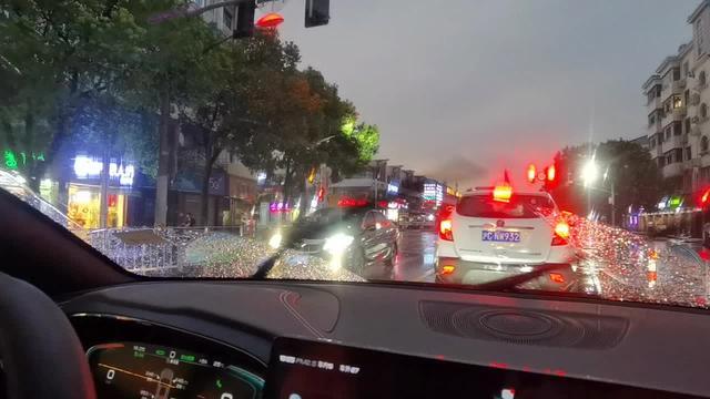 汉ev 今天是提车后第一个雨天！坐标：上海青浦！大家的雨刮有这个声音吗？4S提车时送了一套新雨刮！大家有送吗